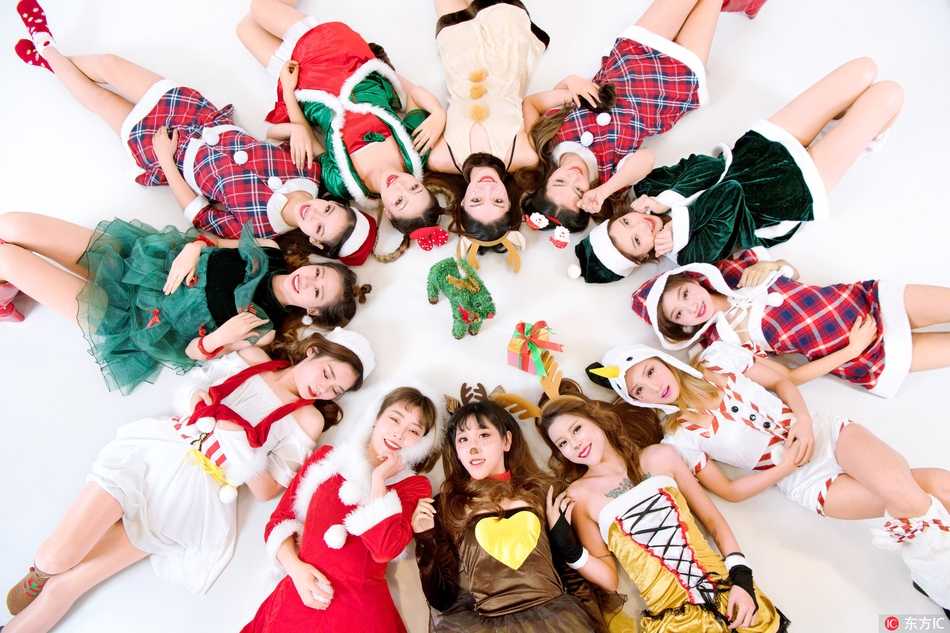 啦啦队员头戴圣诞帽，对着镜头俏皮比心，甜美笑容感染力十足