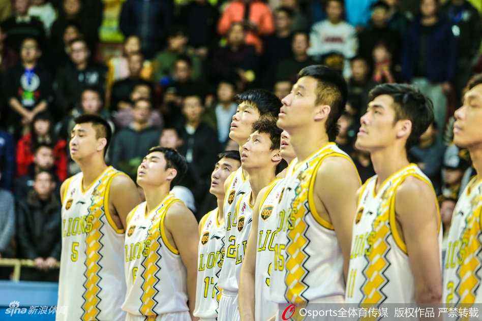 大胜之后，广厦男篮的球员们在中圈附近围成一圈，互相击掌鼓励，脸上洋溢着胜利的喜悦和团队的凝聚力。