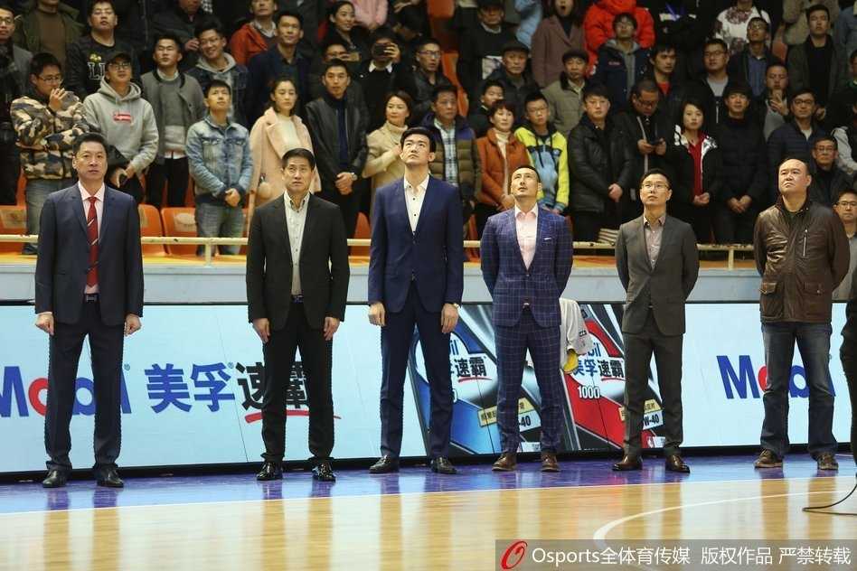 广厦外援博洛西斯在低位背身单打，他利用强壮的身体卡住位置，随后一个漂亮的转身勾手，篮球划过一道弧线空心入网。