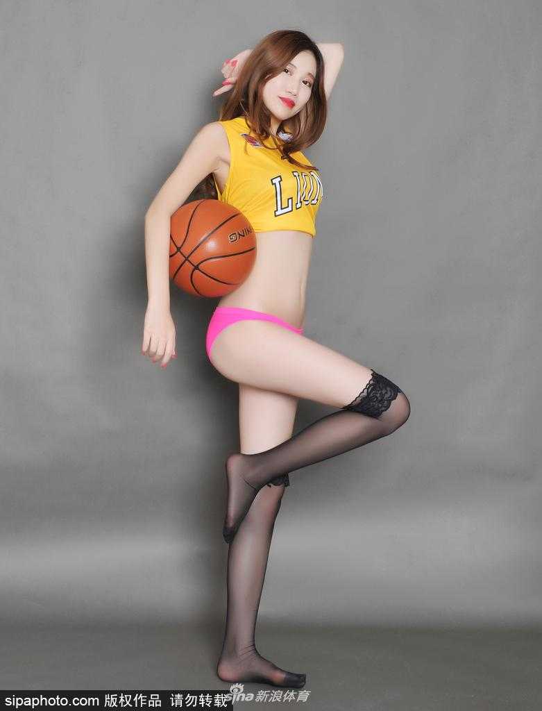 表演结束后，几位篮球宝贝在场边露出灿烂的笑容，她们的青春风采为激烈的球赛增添了一抹温柔亮色。