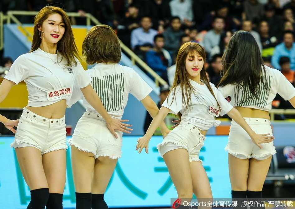 广厦篮球宝贝们摆出酷炫开场造型，金色花球与灿烂笑容瞬间引爆全场热情。