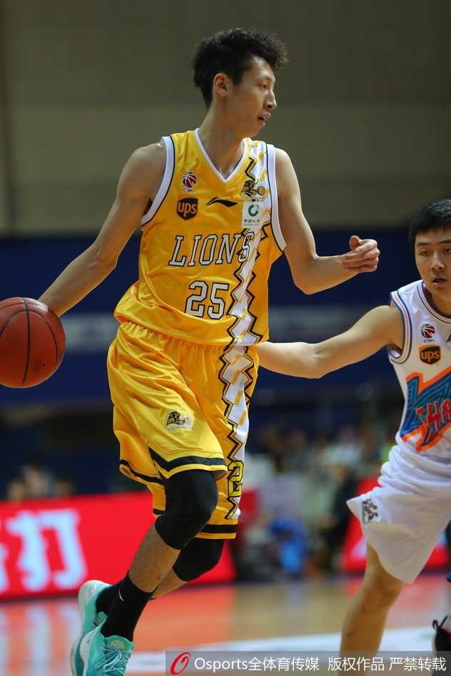 上海队翟逸如出膛炮弹般底线突破，无视防守强行起跳上篮，身体在空中完全舒展，展现了惊人的爆发力。