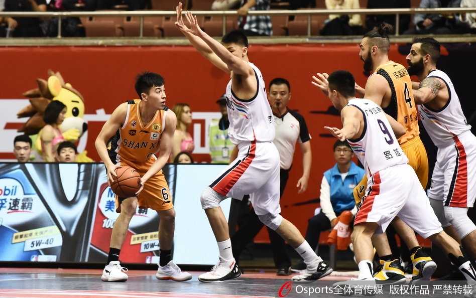 斯科拉背身单打，利用娴熟的脚步晃开防守后勾手投篮，眼神中透着杀手的冷峻