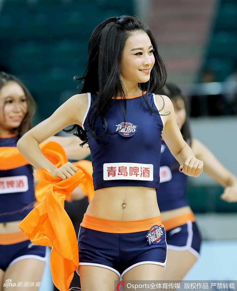 广州啦啦队队员身姿轻盈，高高跃起，手中黄丝巾在空中划出优美弧线