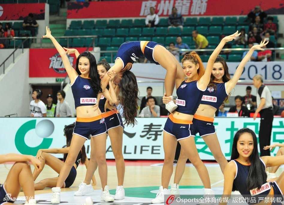 表演高潮时刻，啦啦队员动作整齐划一，充满力量感的造型将现场气氛推向顶点