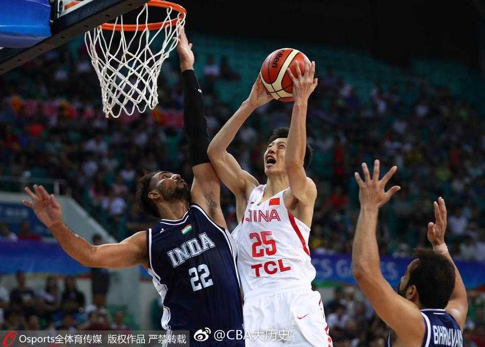 刘晓宇在对手的贴身防守下从容运球，眼神冷静地观察着队友的跑位，仿佛一位指挥千军万马的将军，将比赛的节奏牢牢掌控在自己手中