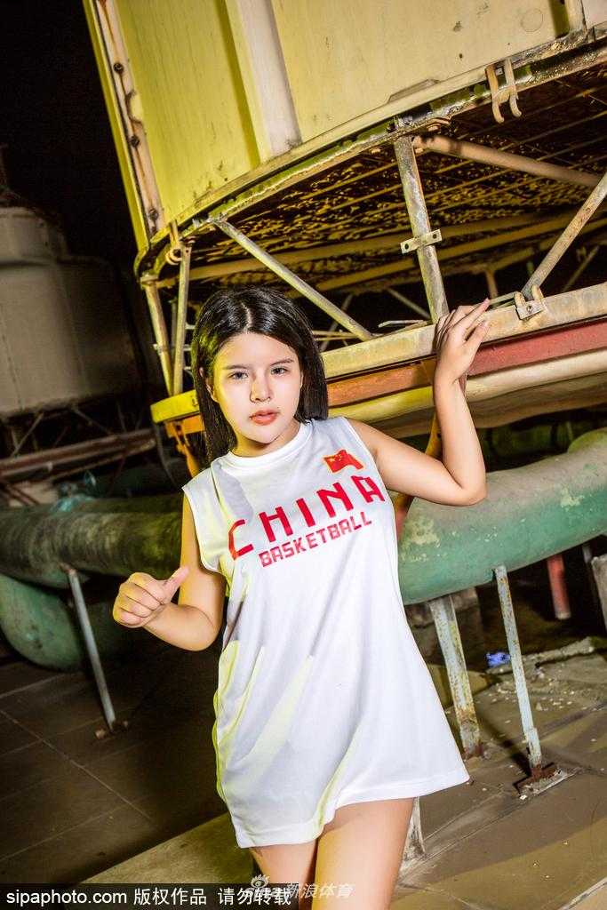 特写镜头下，宝贝的五官精致立体，高扎的马尾辫显得干练十足，湿发造型增添了几分运动后的野性美，眼神中充满对男篮健儿们凯旋的致敬。