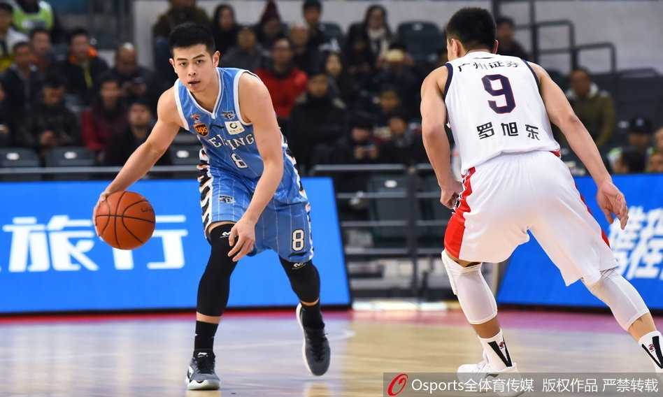 北京队翟晓川在倒地瞬间仍奋力将球拨给队友，他的眼神中充满了不甘和顽强，身后的广州队球员也奋力扑抢，完美诠释了这场比赛的激烈程度。