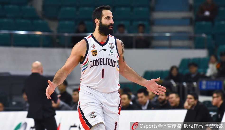 比赛结束后，广州队全体球员聚集在场地中央，手拉手向看台上久久不愿离去的球迷鞠躬致谢，汗水浸透的球衣在灯光下闪烁着荣耀的光芒。