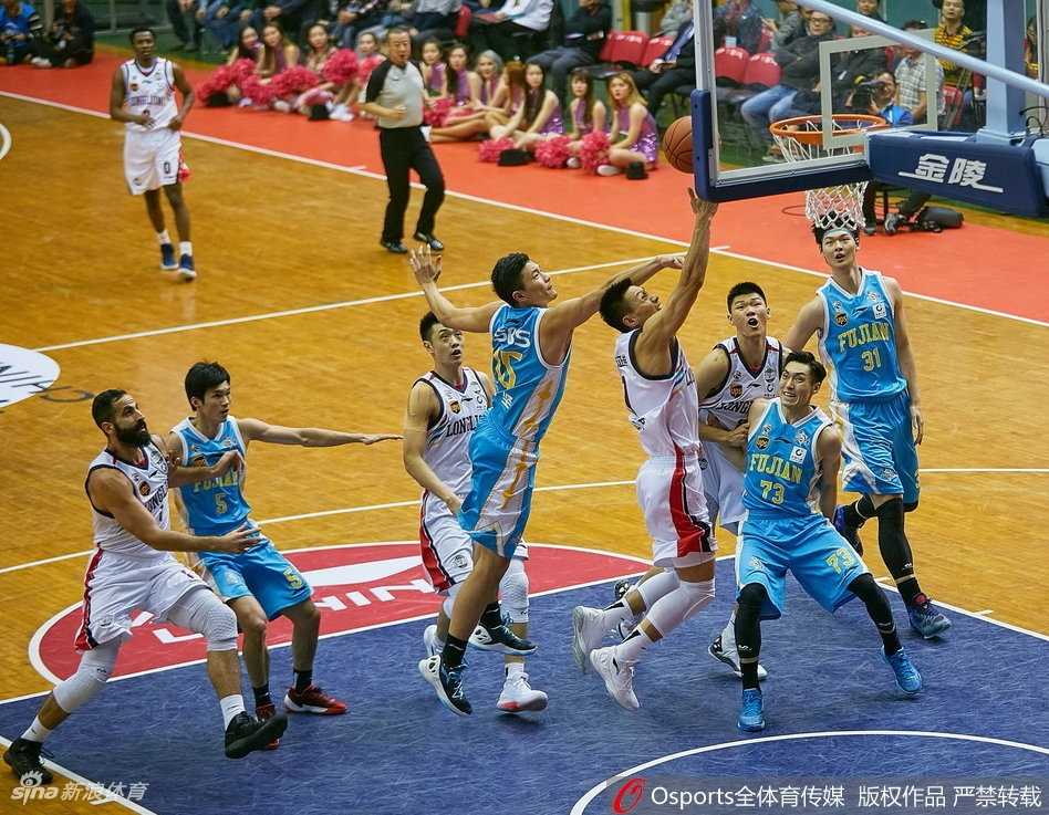 福建队核心王哲林在内线强攻，面对防守悍将跃起勾手，展现出了强大的内线统治力。
