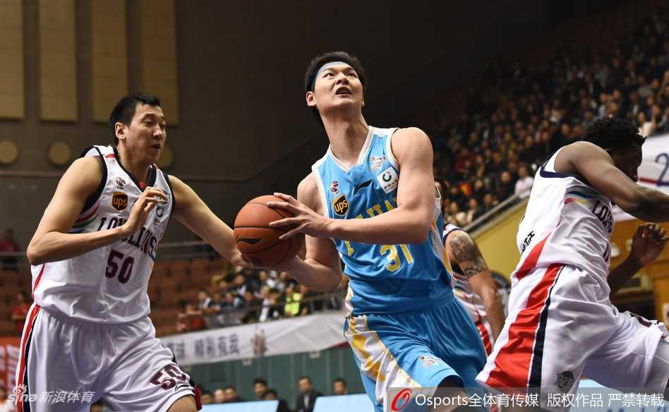 福建队外援史密斯在多人包夹下强行突破，他本场贡献了37分，是球队紧咬比分的重要火力点。