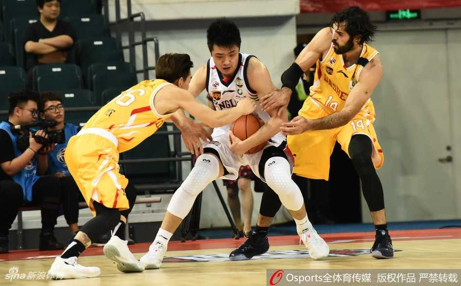 桑尼在肌肉丛林中强硬起跳，用指尖将球拨向篮筐，彰显内线霸主本色