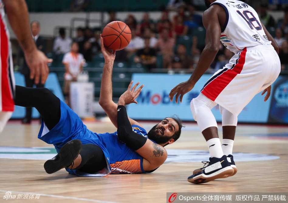 广州队外援汉斯布鲁在对方内线多人包夹下，依然强硬地将球补进篮筐