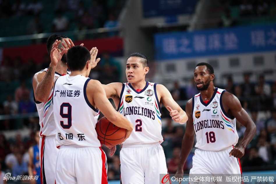 广州队球员朱旭航高高跃起，以一记势大力沉的单手劈扣终结进攻