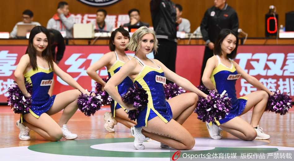 中场休息时，啦啦队员们俯身摆出酷炫的结束造型，紧身热裤将挺翘的臀部曲线勾勒得淋漓尽致，手臂与背部的肌肉线条在汗水浸润下闪着微光，她们不仅是舞者，更是赛场上用身体书写力与美的艺术家。