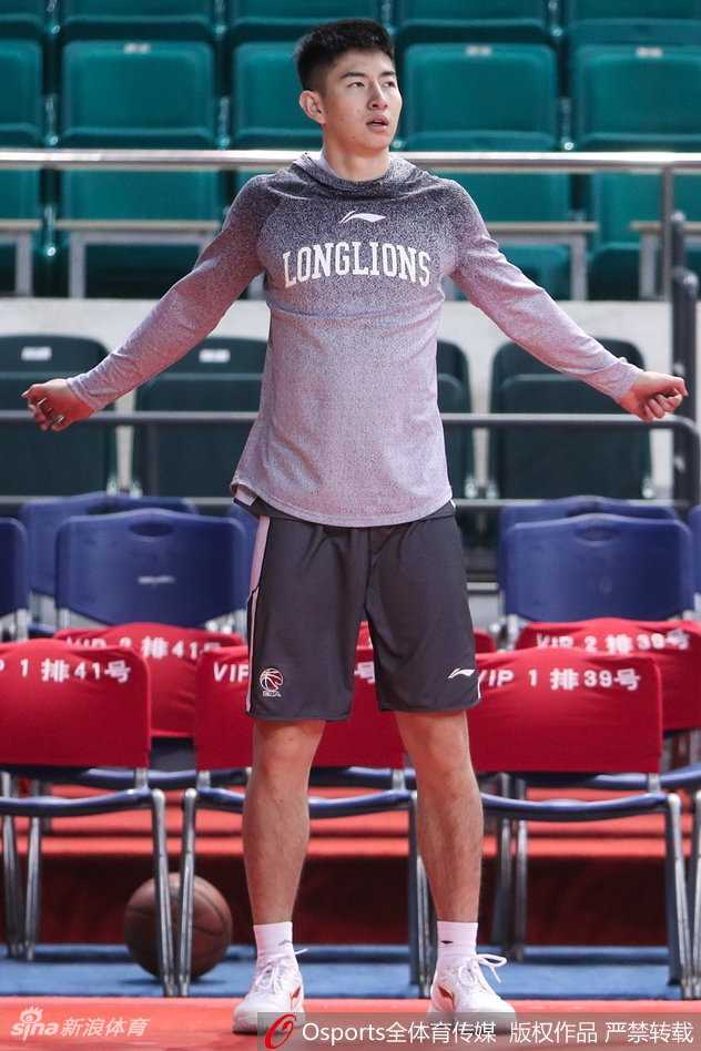 广州内线外援汉斯布鲁在篮下完成暴扣后，紧握双拳仰天长啸，壮硕的肌肉线条在灯光下显得极具威慑力。