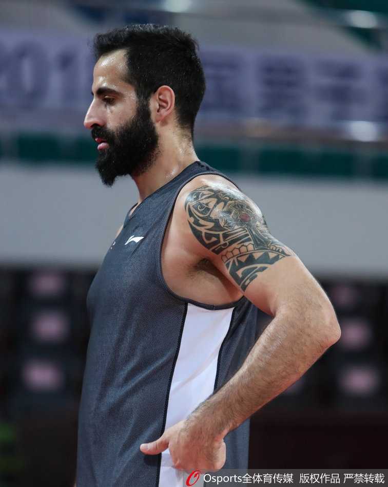 汉斯布鲁在篮下卡位要球，面对防守球员的贴身紧逼，他手臂青筋暴起，眼神中透露出对篮板球的绝对渴望。