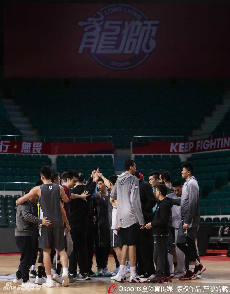 训练中鞠明欣篮下强攻，面对队友的贴身防守强硬上篮，展现了球队内部对抗赛的高强度。