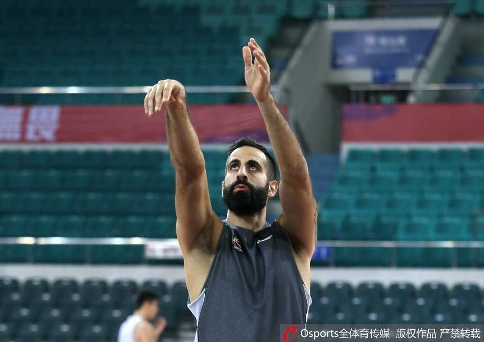 球场之上，球员们正在进行高强度的对抗练习，肌肉的碰撞声与球鞋的摩擦声，交织成一首激昂的战歌。