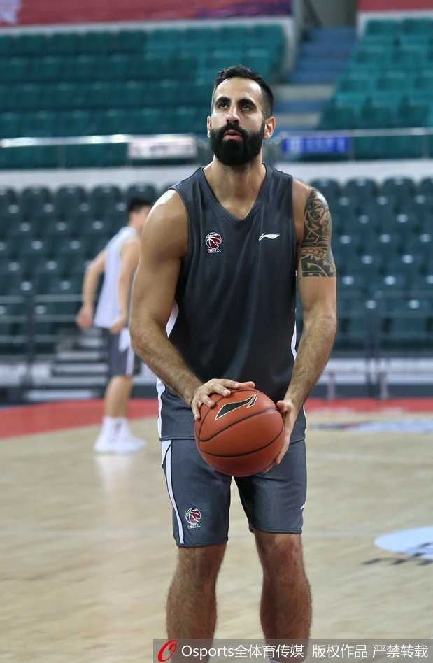 龙狮众将目光如炬，在教练的指挥下全神贯注地进行战术演练，每一个眼神都透着对胜利的渴望。