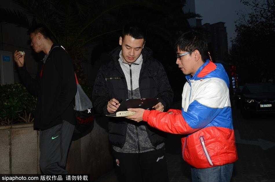 汉斯布鲁与克里斯顿一起和球迷自拍，气氛融洽，两人笑容灿烂