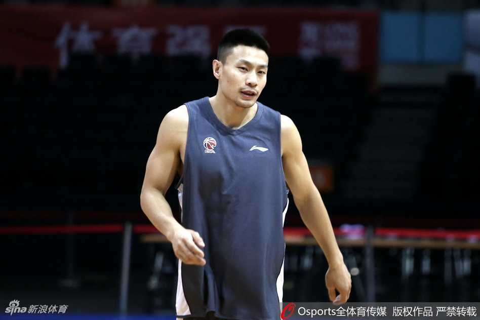 范子铭在体能训练中全神贯注地摇动跳绳，身体轻盈如燕，仿佛要将整个赛季的积蓄都转化为向上的动力。