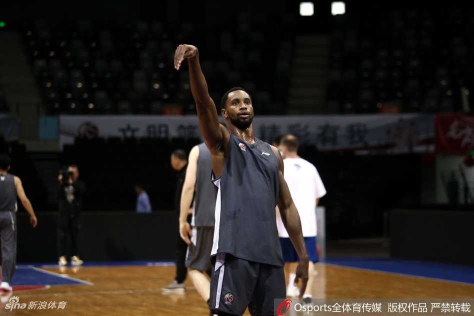 范子铭完成一组训练后，双手持绳，低头沉思，仿佛在回味刚才的动作，又或在憧憬即将到来的季后赛对决。