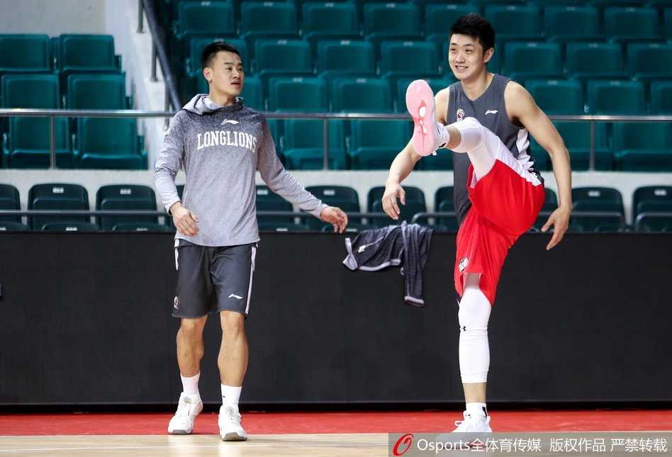 广州龙狮队训练场上，主教练崔万军神情专注地布置战术，他手中比划着复杂的战术跑位，眼神中透露出对胜利的无限渴望，身后的战术板上画满了针对性的攻防策略。