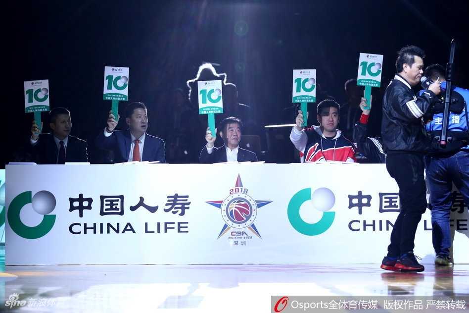 面对压力，张健豪临危不乱，在最后时刻选择临时改变动作，这次他选择在篮下高高跃起，身体如陀螺般旋转，用左手将球送入篮筐，尽显大将之风。