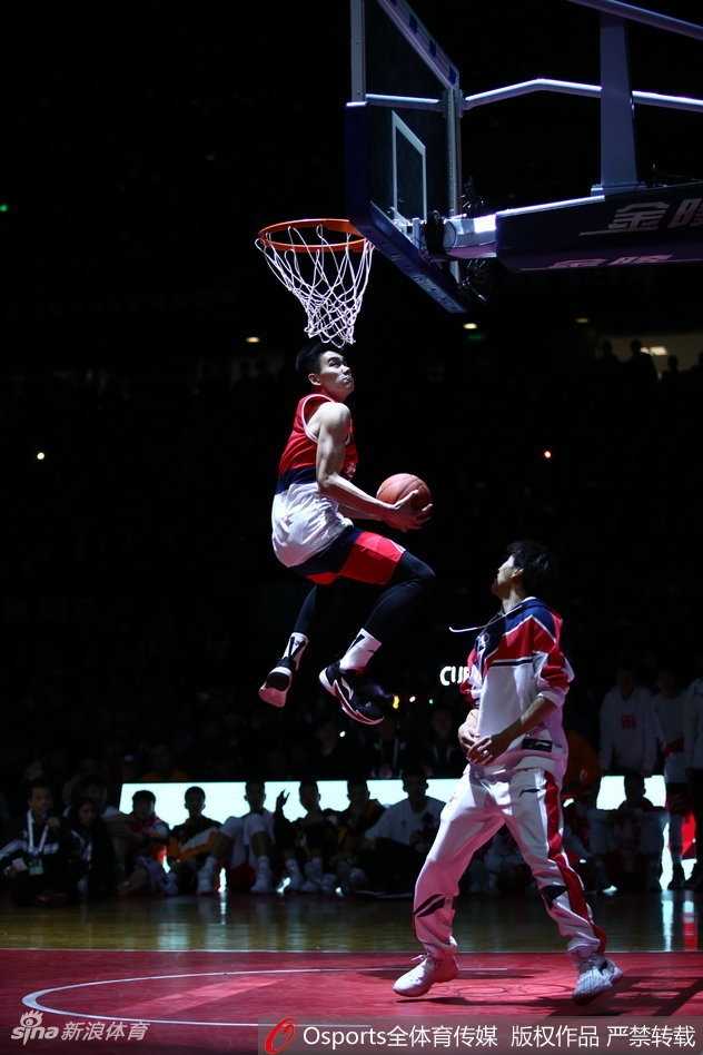 赛后，张健豪激动地与场边的球迷和友人互动，兴奋之情溢于言表，他用双手指向天空，仿佛在感谢上天赐予他的这份天赋与机遇。