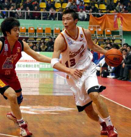 “战神”刘玉栋在对手的围追堵截下强行跳投，眼神中透露出不可动摇的坚定，膝盖里深藏的碎骨也无法阻止他捍卫八一荣耀的脚步。