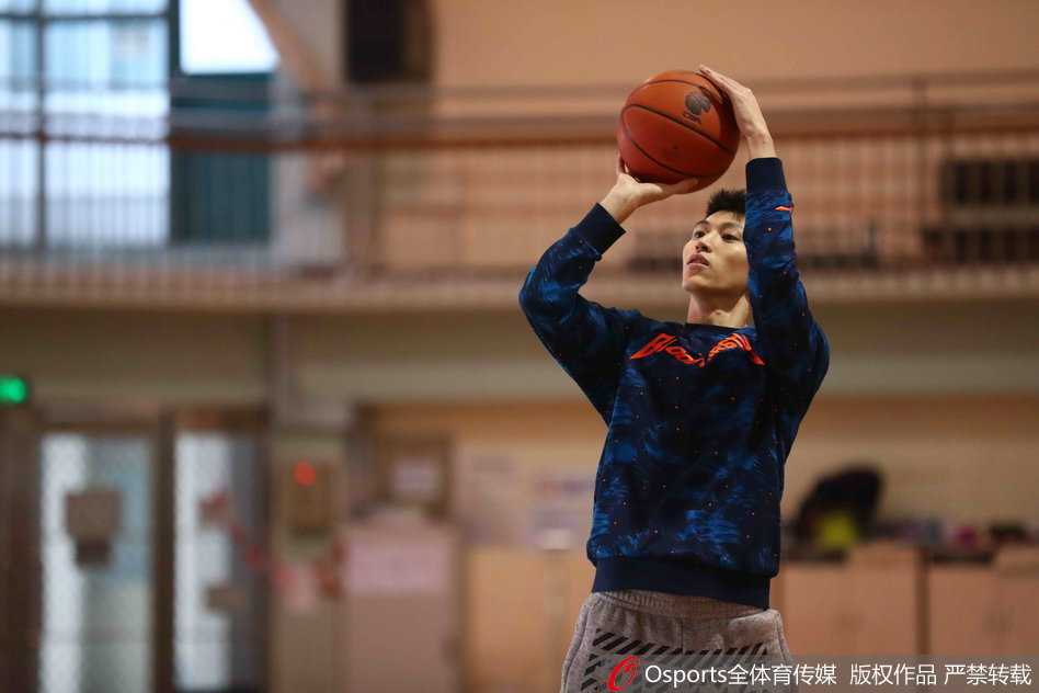 弗雷戴特在对抗训练中持球突破，防守球员寸步不离，但他的节奏变化依旧轻松写意。