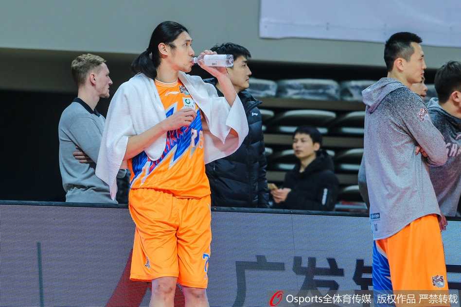 明纳拉斯外线接球毫不犹豫，手起刀落三分空心入网，他那自信的出手动作提前宣告了篮网的颤动。