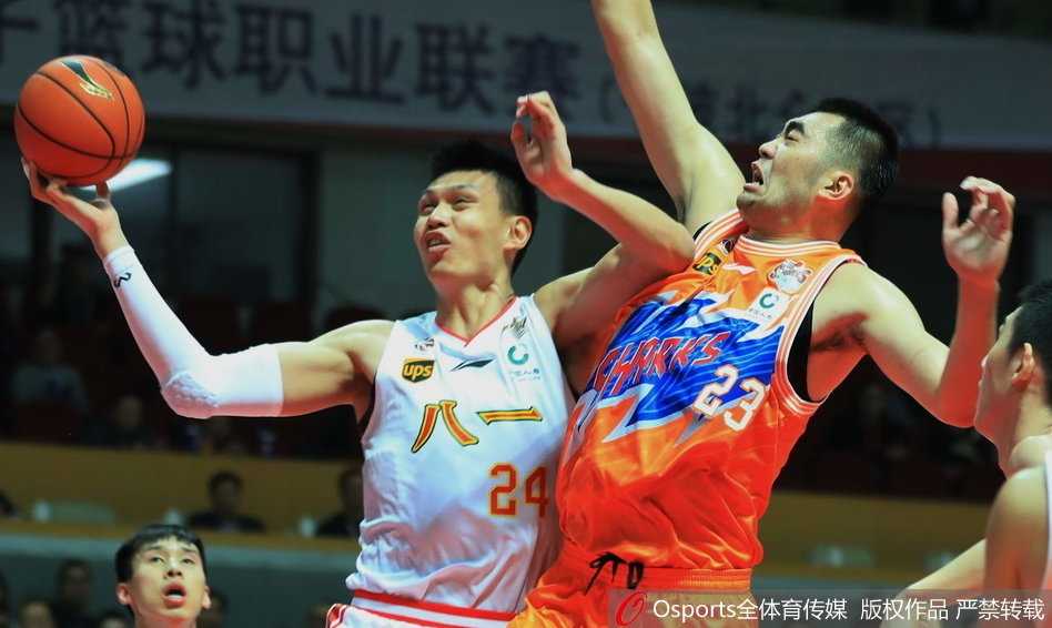 上海核心弗雷戴特面对八一队员遮眼防守，依然从容跃起，手腕柔和地将球拨出，皮球在空中划出一道彩虹般的弧线，直奔篮心而去。