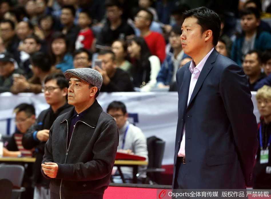 八一内线许钟豪在三人包夹下高高跃起，以一指禅的姿势将篮板球稳稳揽入怀中，双臂肌肉线条分明，彰显着全华班最后的内线尊严。