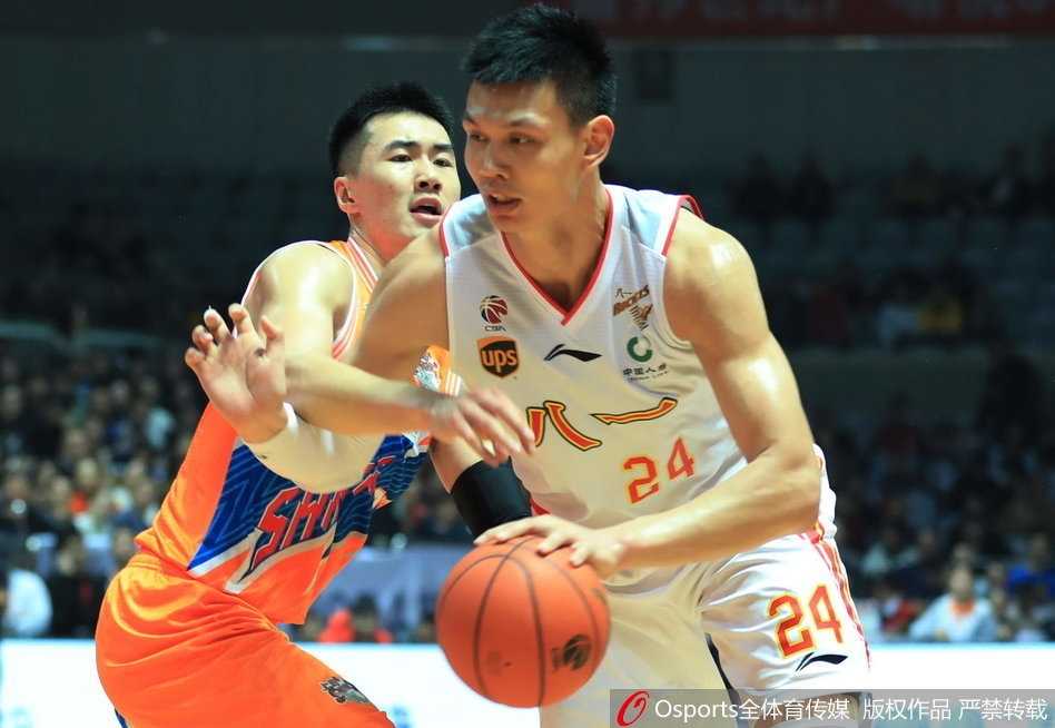 八一球员许钟豪在对方内线群中强行起球，面部肌肉紧绷，眼神坚毅地试图完成单手劈扣，仿佛要将所有的不甘都宣泄在篮筐之上。