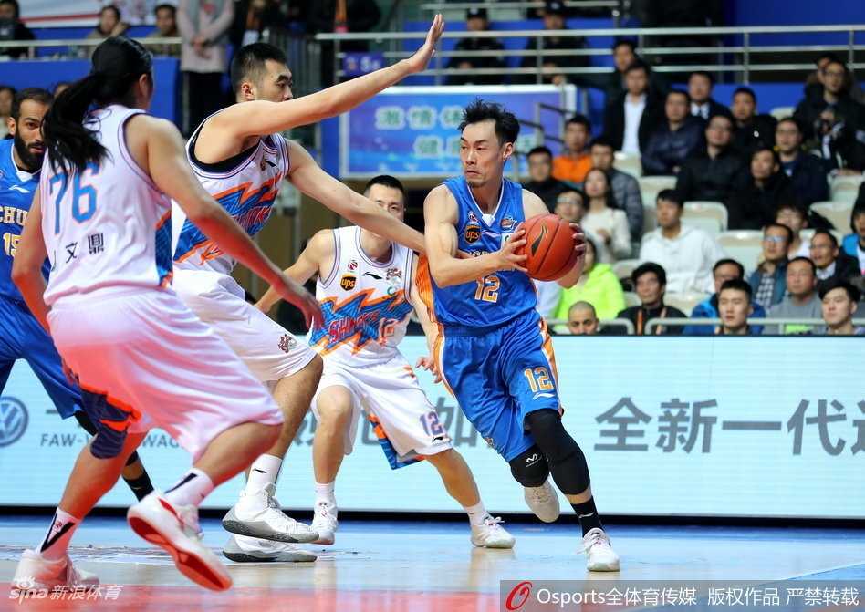 张兆旭高高跃起，长臂伸展，如同一张巨网将四川队的上篮尝试无情地封盖出去