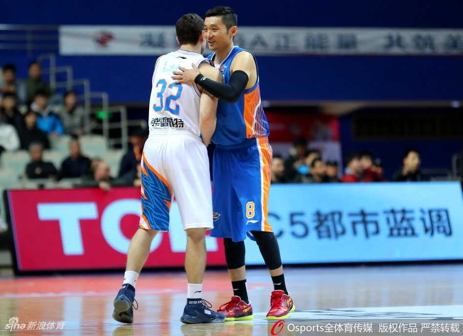 “弗神”弗雷戴特在对手严防死守下依然自信出手，篮球在空中划出一道完美弧线