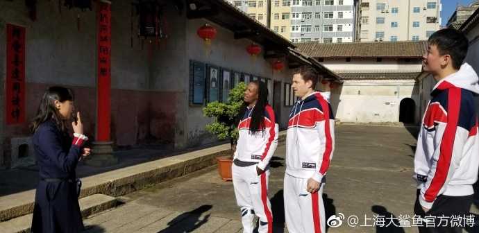 世界之窗景区内，埃菲尔铁塔微缩景观与鲜花绿植相映成趣，游客络绎不绝。