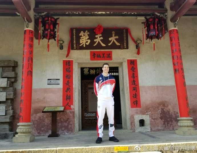 传统手工艺摊前，顾全拿起一个中国结递给弗雷戴特，向他讲解其中寓意。