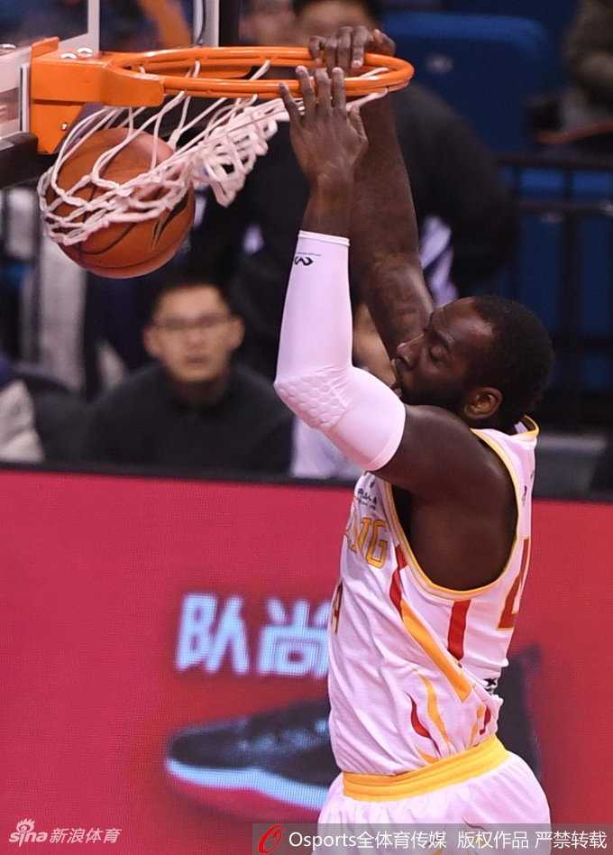 希克森在长人丛中奋力摘下前场篮板，肌肉线条在对抗中绷紧，二次进攻的欲望写在脸上，这是属于内线斗士的荣耀时刻。