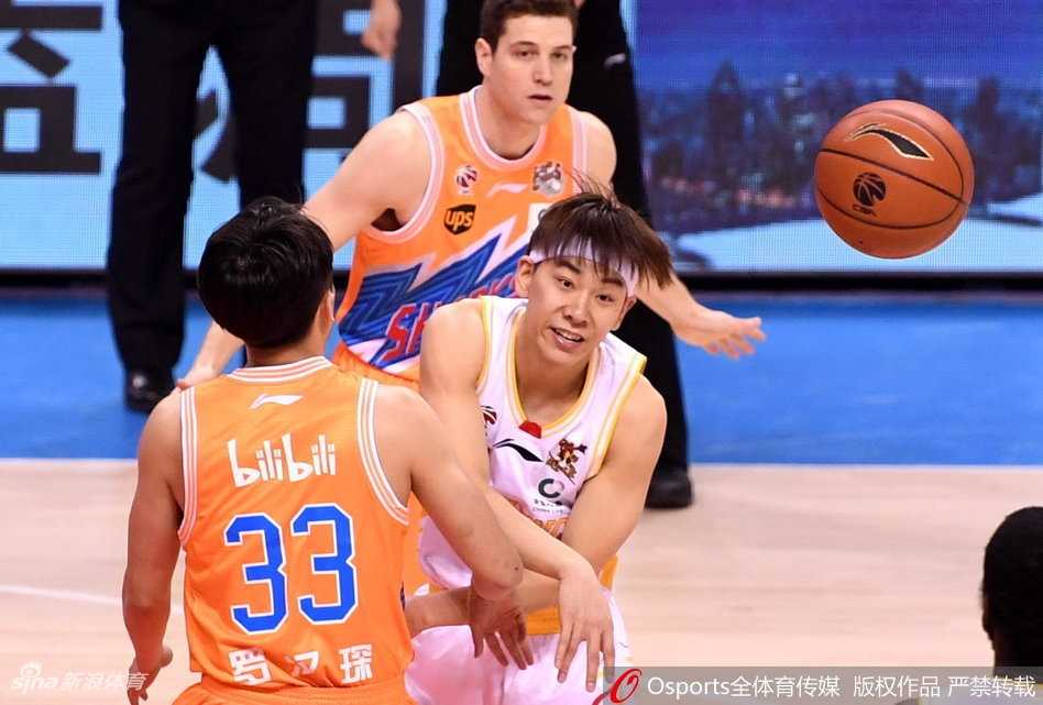 罗汉琛如鬼魅般抢断成功，瞬间发动快攻，他背后的同曦队员只能望尘莫及，目送他上篮得手，这是上海队防守反击的缩影。