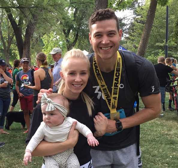 弗雷戴特深情亲吻女儿的额头，小女孩眯着眼睛享受爸爸的宠爱，这一亲昵动作充满了父爱的温度