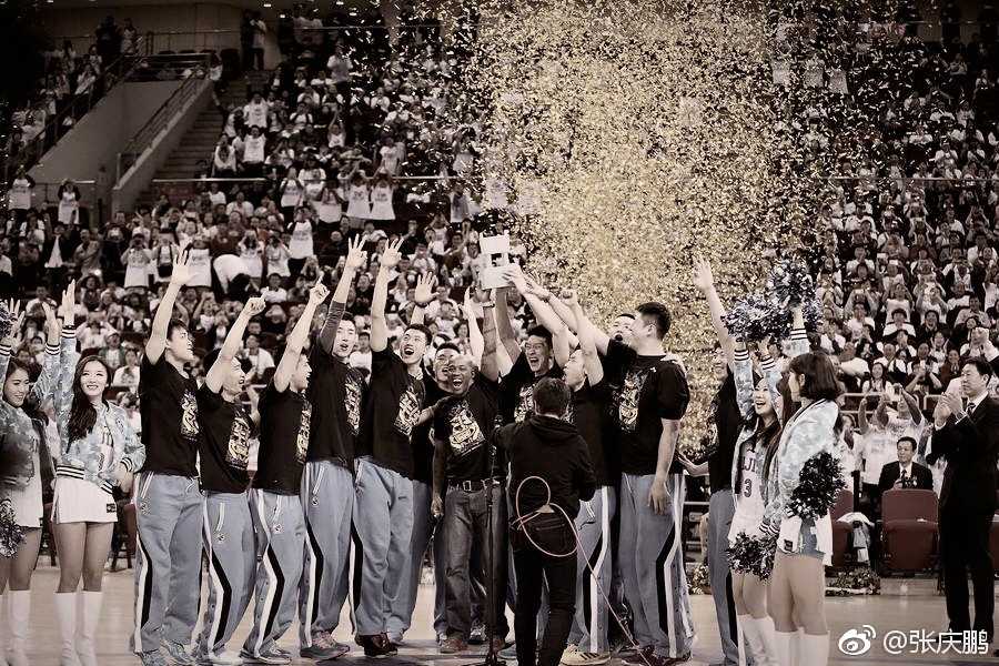 马布里在全明星赛的入场仪式上面带微笑挥手致意，他的身后是同样入选全明星的张庆鹏，两位传奇控卫在这一刻成为焦点