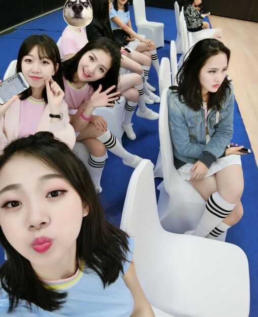 这位空姐扎着清爽的丸子头，身穿亮黄色运动背心，在赛场边回眸一笑，白皙的皮肤和精致的五官格外吸睛。