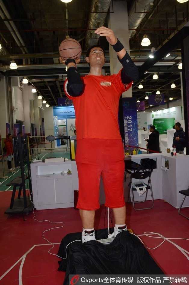 凑近端详，机器人的面部细节令人惊叹，从眉骨的弧度到下巴的沟壑，甚至皮肤的哑光质感，都透露出仿生工艺的极致匠心。