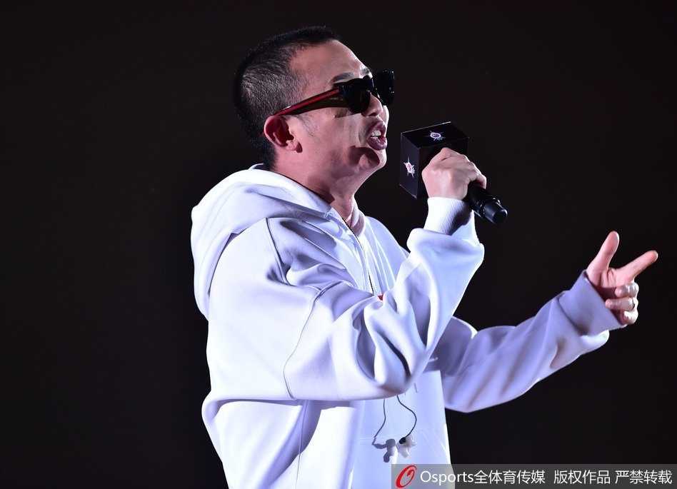 深圳大运中心体育馆内座无虚席，五颜六色的球迷看台与场地中央激烈的比赛交相辉映，构成一幅完美的篮球狂欢画卷。