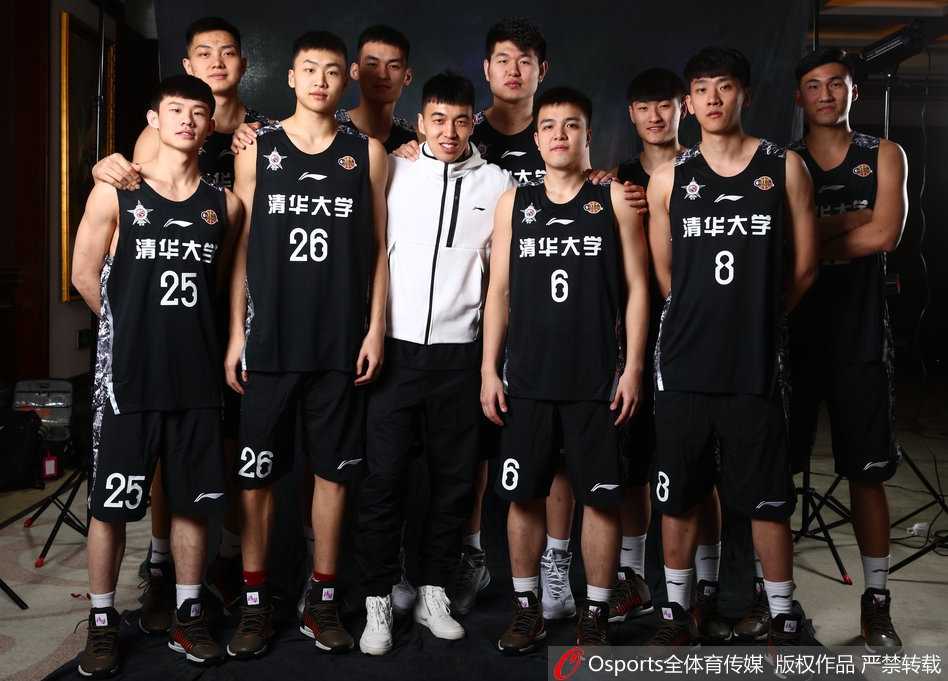 在赛场边站立调整的球员群像，有人手叉腰带气喘吁吁，有人低声交流战术，湿透的球衣贴在身上，像极了青春拼搏后留下的勋章。