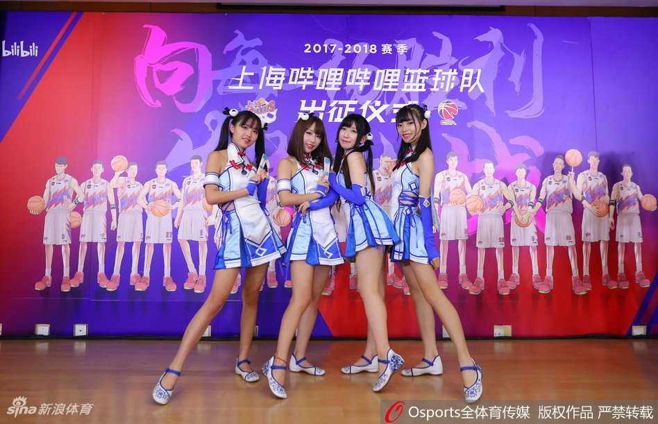 仪式结束后，球员们的等身漫画立牌被球迷团团围住，大家争相与自己喜爱的球星“二次元形象”合影，现场充满了欢声笑语。