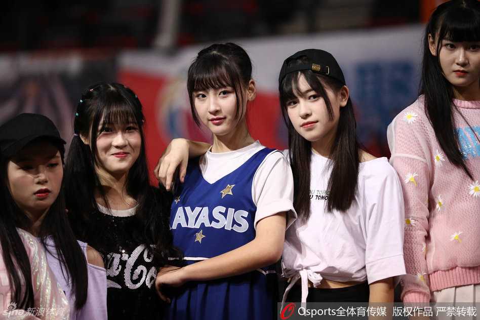 灯光下，少女们比出标志性的可爱手势，笑容如同赛场上进的球一样，精准地击中了观众的心。